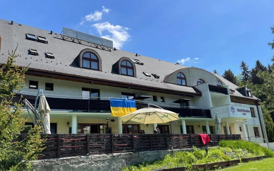 Tomáš Porhajaš és családja saját szállodájában, Kassabélán (Košická Belá) már 90 ukrán nőnek és gyermeknek adott szállást, mindezt a saját költségükön.