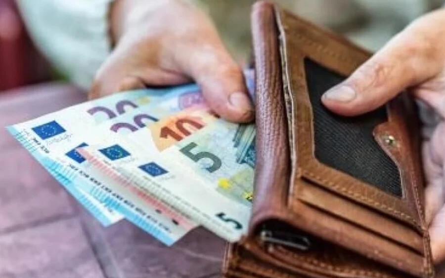 "Az átlagos szlovákiai nyugdíjas kevesebb mint 600 eurót kap havonta, még akkor is, ha a II. és III. pillérben van megtakarítása. Rendszeres jövedelmének legnagyobb részét azonban a társadalombiztosítási intézménytől kapott nyugdíj teszi ki. Ez azt jelenti, hogy a jelenlegi nyugdíjasok teljes mértékben az állami nyugdíjtól függenek. Egyeseknek azonban lehetőségük van arra, hogy jobban felkészüljenek a nyugdíjas éveikre. Ne hagyja ki" - tanácsolja Pavel Škriniar.