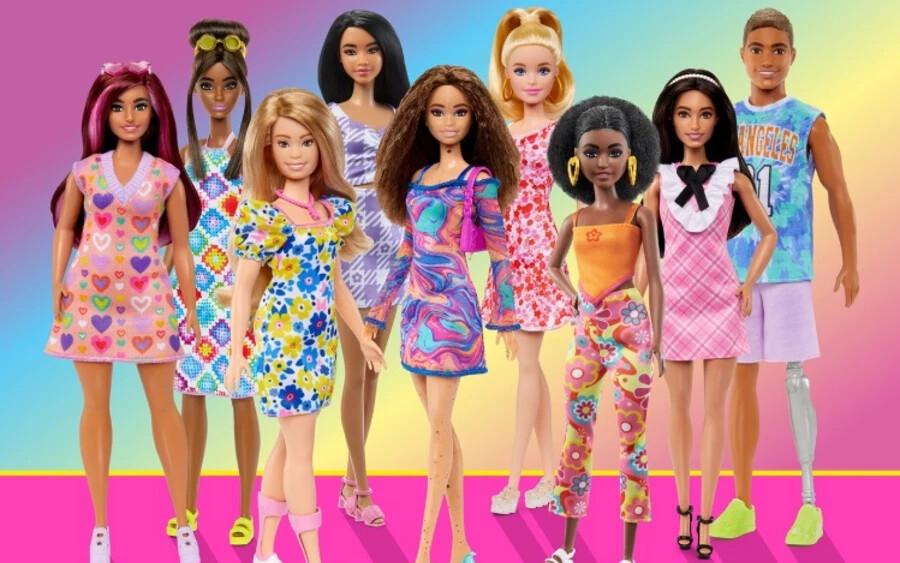 „Célunk, hogy minden gyermek láthassa magát Barbie-ban. Ugyanakkor arra bátorítjuk a gyerekeket, hogy olyan babákkal játsszanak, amelyek nem olyanok, mint ők” – tették hozzá. A ruhán sárga és kék színű pillangók is szerepelnek, amelyek a Down-szindrómával kapcsolatos szimbólumok.