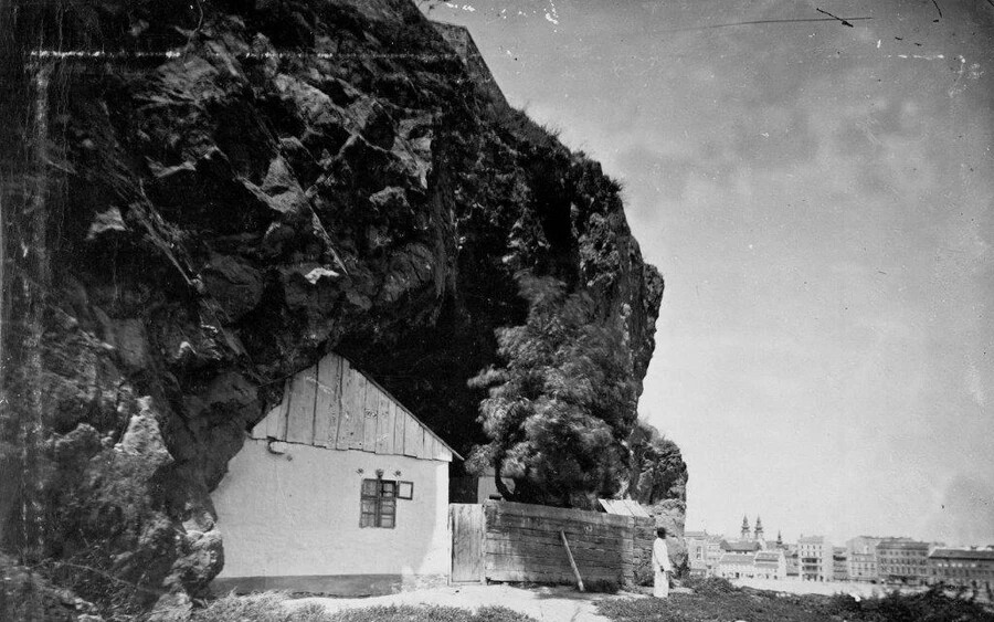 Barlanglakás a későbbi gellérthegyi Sziklatemplom helyén 1874 körül. Fotó: Fortepan / Budapest Főváros Levéltára / Klösz György Levéltári jelzet: HU.BFL.XV.19.d.1.05.057