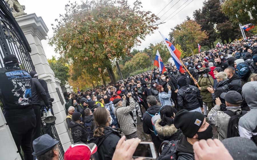 Könnygázt vetettek be a rendőrök az agresszív tüntetők ellen Pozsonyban