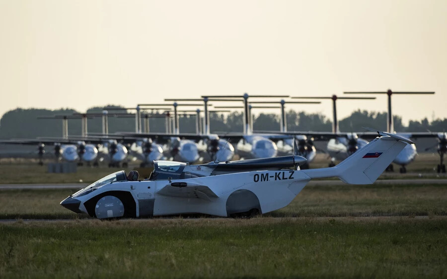 GALÉRIA: A közlekedés új korszaka? Repülő autó landolt a pozsonyi repülőtéren