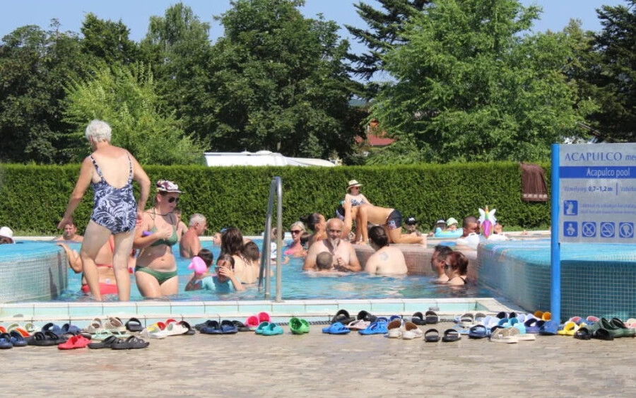 A magyarországi Sárospatakon található uszoda autóval körülbelül 15 percre van Újhelytől (Slovenské Nové Mesto) és körülbelül egy órára Kassától. A kicsiknek szánt medence mellett van egy másik medence is a nagyobb gyerekeknek. Találhat még egy 36 fokos vízhőmérsékletű medencét, de hagyományos úszó- és edzőmedencéket is.