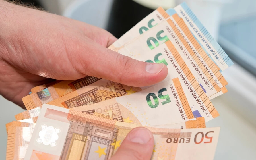 A pozsonyi adóhivatalok ügyintézőinek 1037 és 1139 közötti kezdőfizetést kínálnak, 517 eurós extrákkal.