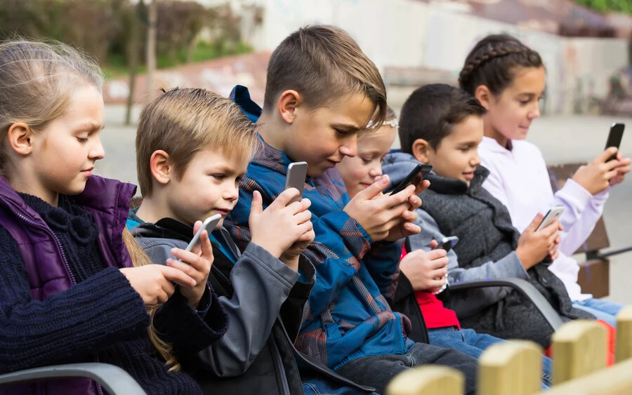 Az okostelefonok iskolai használatának betiltása javítaná a tanulási hatékonyságot, és megóvná a gyerekeket az internetes zaklatástól – áll a 2023-mas Global Education Monitoring Report.
