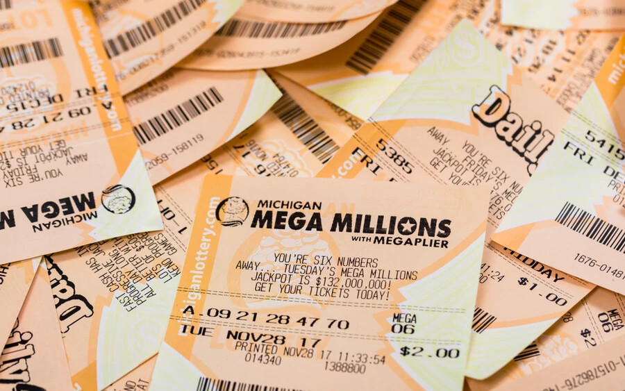 A Mega Millions lottó jackpot fődíját ritkán nyeri meg valaki, mivel az összes szám kitalálásának esélye meglehetősen kicsi. A siker matematikai valószínűsége körülbelül egy a 302,6 millióhoz.