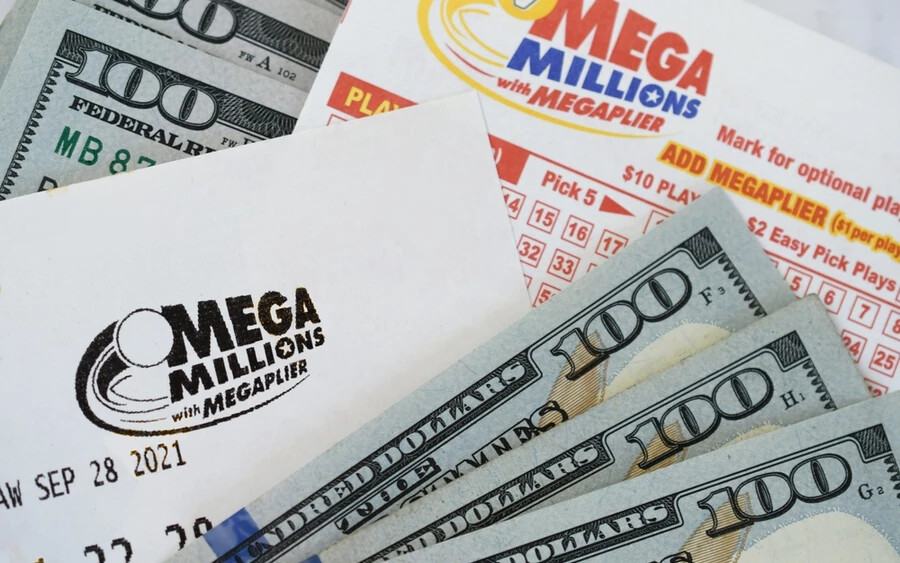 A Mega Millions lottót az Egyesült Államok 45 államában játsszák. A nyerőszámok húzása során 70 fehér golyó közül öt számot sorsolnak ki, és egy további arany ún. „Mega golyót“ választanak ki egy 25 golyóból álló készletből. A szelvény ára legalább két dollár.