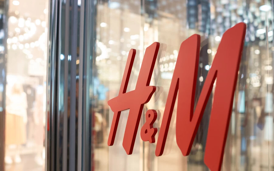 „A fogyasztóvédelemre való tekintettel a H&M (Hennes & Mauritz) felhívja minden vásárló figyelmét, hogy aki megvásárolta a fent említett terméket, az vigye vissza a legközelebbi üzletükbe vagy forduljon ügyfélszolgálatukhoz. Amennyiben ezt megteszik, és felmutatják a vásárlást igazoló bizonylatot, a termék árát visszatérítik. 