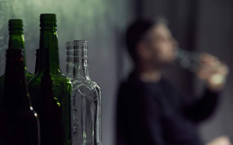„Egy pohár Alcarelle hasonló hatással bír, mint egy pohár bor” - mondja David Nutt, a cég alapítója. „Az ember ellazul, társaságkedvelőbb lesz. Tudjuk, hogy az agyban hol hat jól és hol rosszul az alkohol. Már csak egy olyan anyagot kell keresnünk, amely csak az agy "jó" részeire hat.”