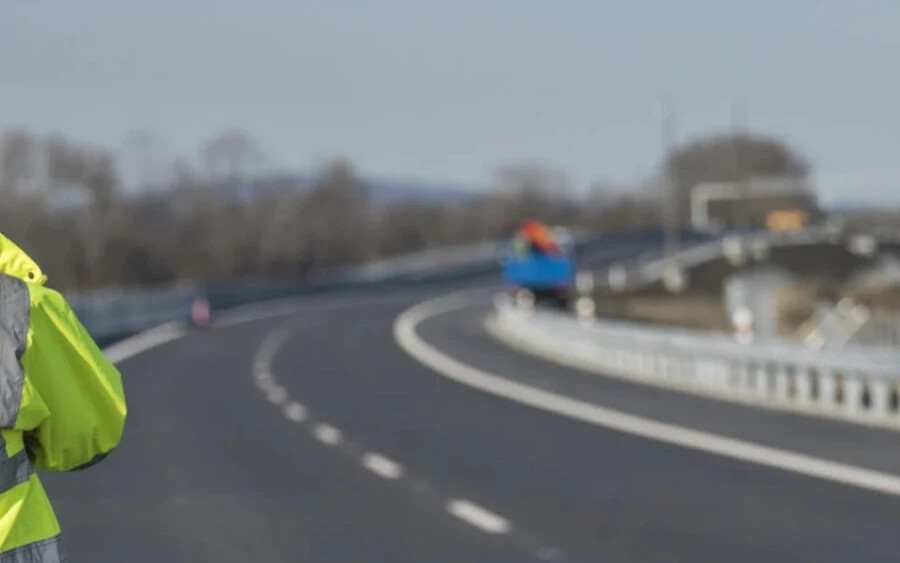 Az út komoly hiányosságokat mutat. Az építést korábban Andrej Doležal volt közlekedési miniszter is bírálta - erről a Markíza televízió internetes portálja tájékoztatott. Az elkerülőn naponta akár 20 ezer autó is áthalad.