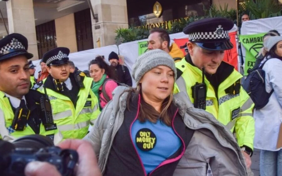 Thunberg (20) az AFP szerint a Fossil Free London és a Greenpeace által szervezett tüntetéshez csatlakozott. Több száz tüntető gyűlt össze az InterContinental London Park Lane szálloda előtt, ahol az Energy Intelligence Forum platform részeként olaj- és gázipari vezetők találkozóját tartották.