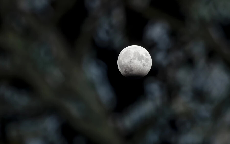 Fotókon a tegnapi részleges holdfogyatkozás