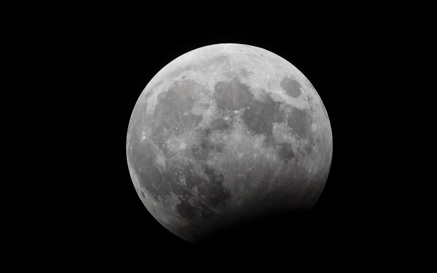 Fotókon a tegnapi részleges holdfogyatkozás