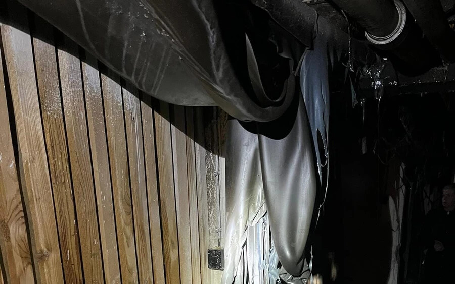 Tűz miatt evakuálták egy panelház 25 lakóját, egy személyt kórházba kellett szállítani