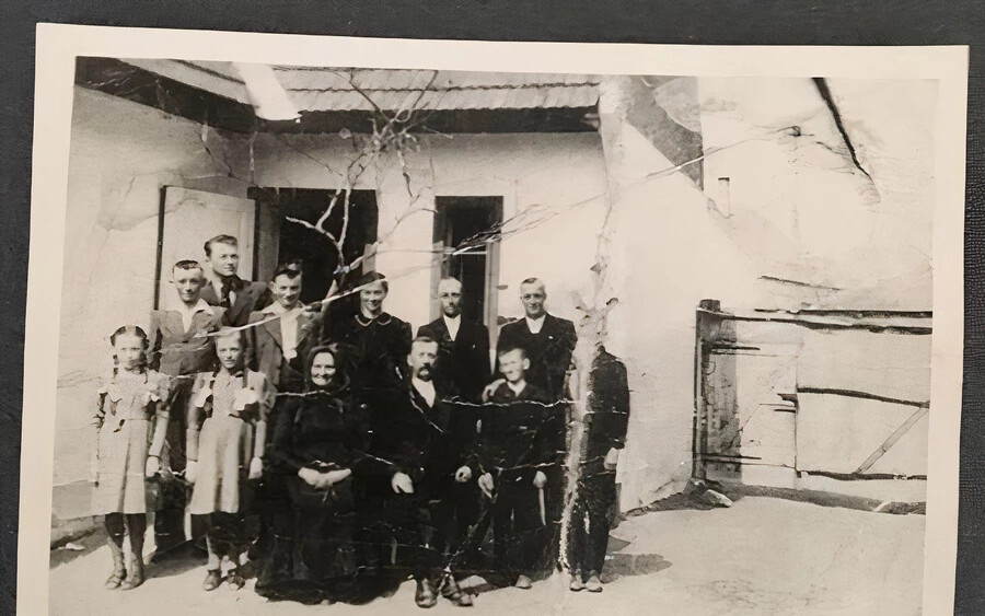 Martin Pfundtner családja körében valamikor a 20. század első felében. A kép a dunahidasi házuk udvarán készült. (Fotó: Helga Anderl, családi album)