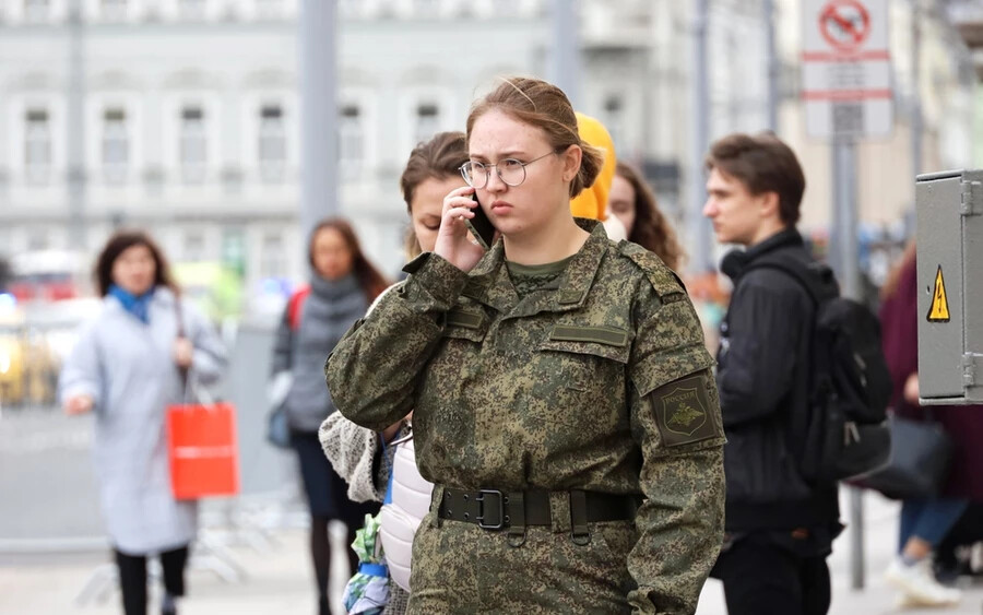 A nő az autója ablaktörlője alatt talált egy levelet, amely a helyi katonai sorozóhivatalba szóló behívót tartalmazta - jelentette kedden az NGS24.RU helyi hírportál. Az idézésben az állt, hogy a nőnek be kell vonulnia az orosz hadseregbe közkatonának.