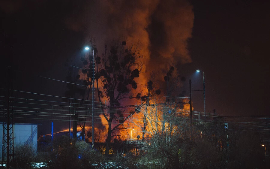Óriási lángokkal égett egy hulladékégető éjszaka Eperjesen (FOTÓK)