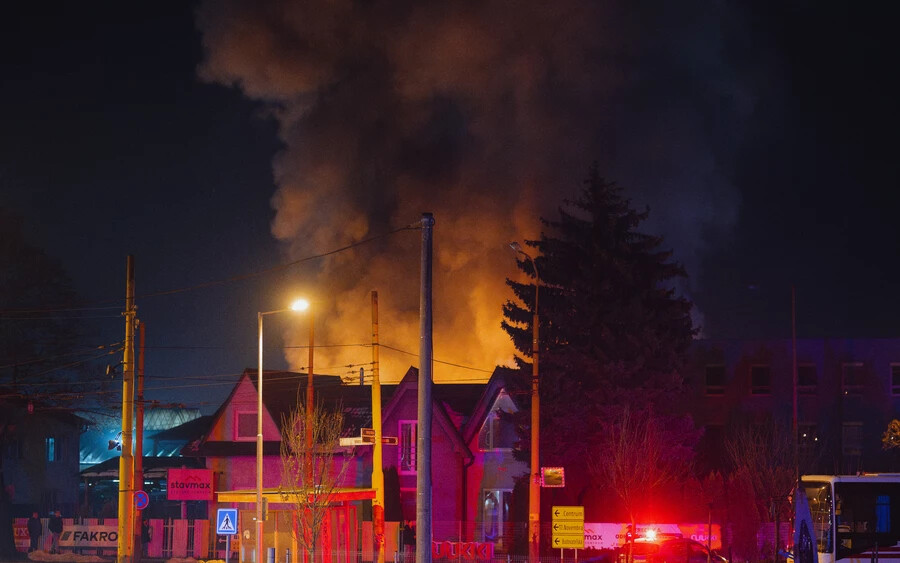 Óriási lángokkal égett egy hulladékégető éjszaka Eperjesen (FOTÓK)