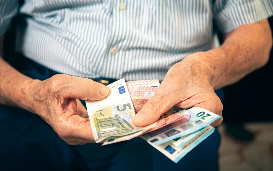 A Szociális Biztosító a rendszeres nyugdíjjárulék kifizetésével egyidejűleg 300 euró egyszeri rendkívüli támogatást is fizet a nyugdíjasoknak.