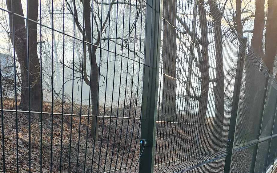 Megrongálták a füleki park új kerítését, a városi rendőrség vizsgálja az ügyet (FOTÓK)