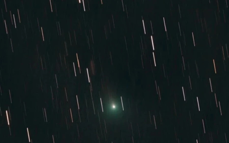 „Az egyik megfigyelt és lefényképezett objektum a 62P Tsuchinshan periodikus üstökös volt, amely a reggeli égbolton, a Szűz csillagképben jelenik meg. 1965. január 1-jén fedezték fel, és rövid periódusú üstökösnek minősül, mivel 6,37 év alatt tesz meg egy pályát” – magyarázta a csillagász. 