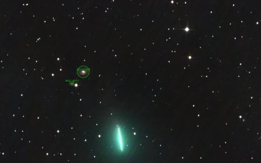 Az üstökös állítólag 8 magnitúdó fényességű, ezért kis távcsővel is könnyen megfigyelhető. „A gyönyörű zöld kómája és rövid csóvája kiemelkedik a képeken” – mondta Lachký.