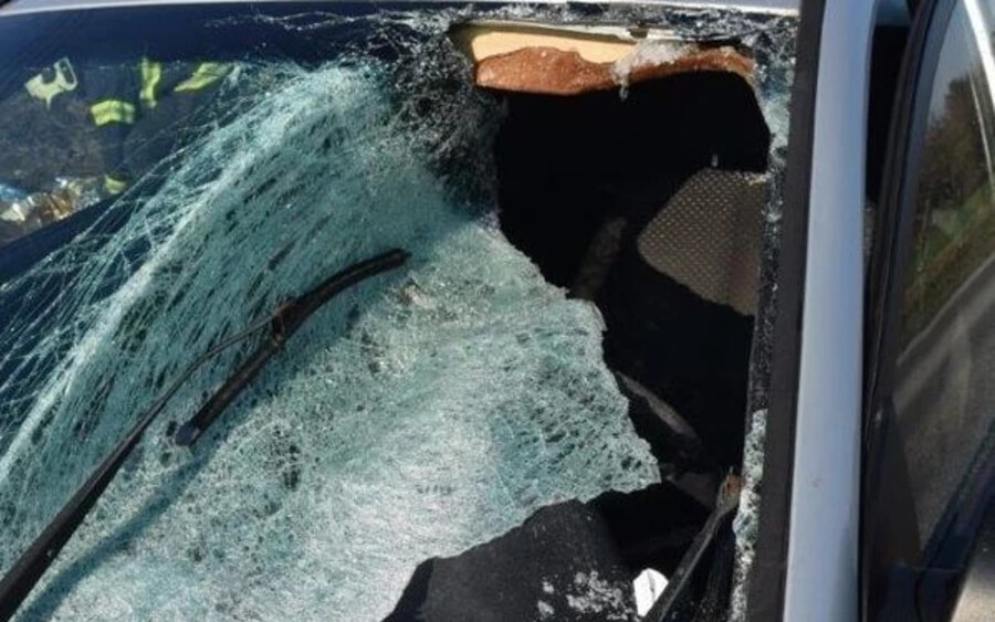 Egy furgon tetejéről lecsúszó jégdarab törte át az autó szélvédőjét Ollétejednél 