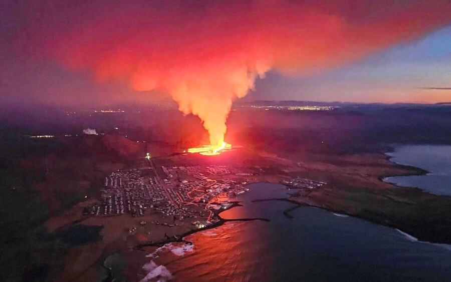 A város lakóinak nagy részét már november 11-én elővigyázatosságból evakuálták. December 22-én térhettek haza, de csak néhányan éltek a lehetőséggel. Grindavík lakossága mintegy 4000 fő, és a fővárostól, Reykjaviktól délnyugatra fekszik.