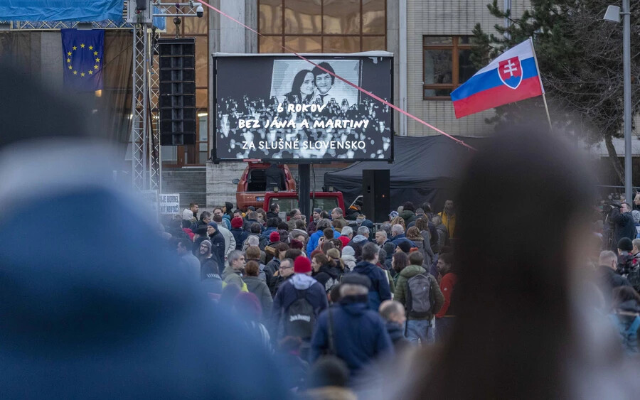 Ezrek vesznek részt a Kuciak-gyilkosság hatodik évfordulója alkalmából rendezett megmozduláson