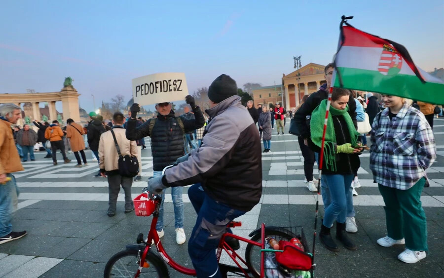 A pedofilsegítőnek adott elnöki kegyelem miatt tüntetnek Budapesten