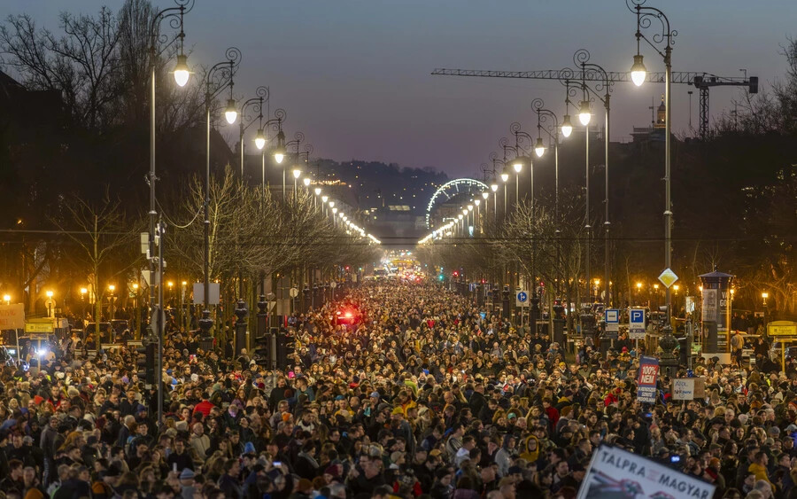 A pedofilsegítőnek adott elnöki kegyelem miatt tüntettek Budapesten