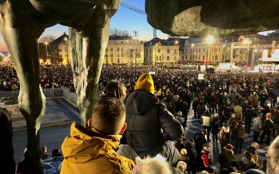 A pedofilsegítőnek adott elnöki kegyelem miatt tüntettek Budapesten