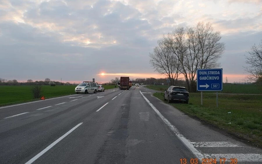 Kamionnal ütközött egy autó Dunaszerdahelynél, egy nő és 9 éves gyermeke is megsérült