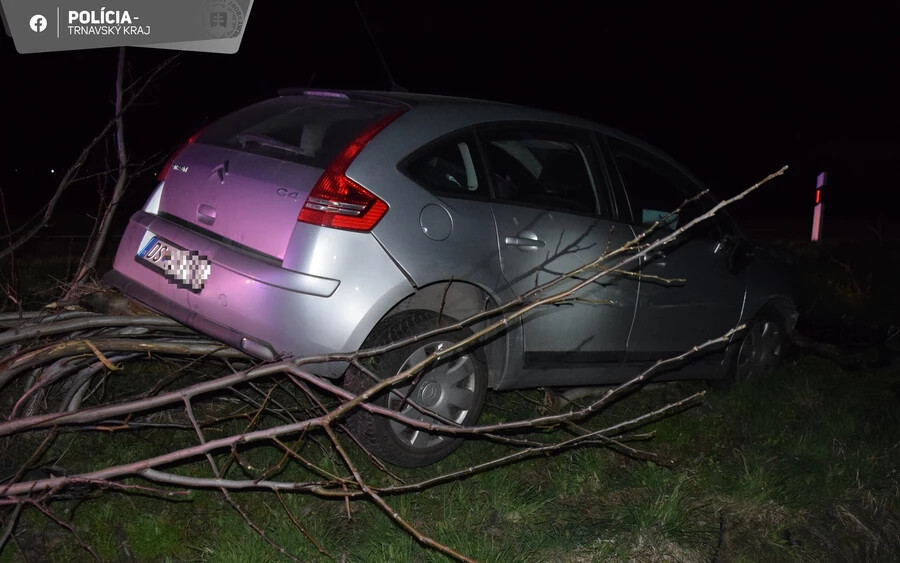 BALESET: Részegen fának ütközött autójával egy férfi Nagyabonynál (FOTÓK)