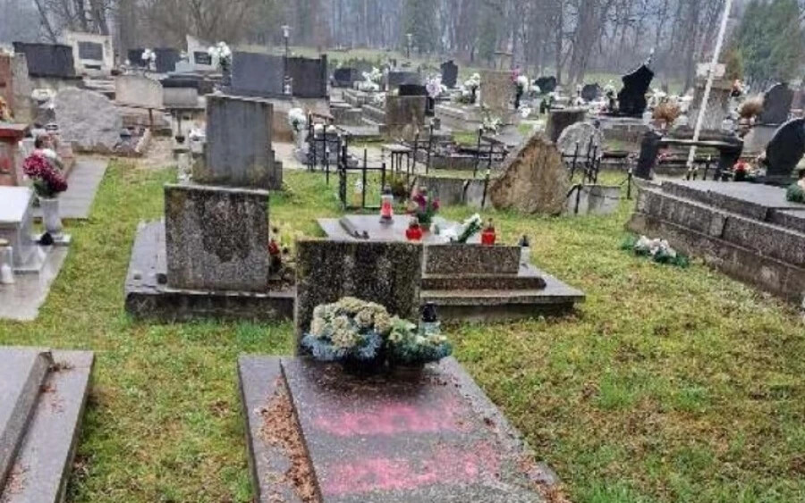 A temető vezető munkása, Bibiana Halkovičová beismerte, hogy ő festett a sírokra, de elmondta, hogy ezzel nem volt rossz szándéka, és eszébe sem jutott, hogy ezt valaki így fogja értelmezni. „Tudom, hogy ez nem mentség, de nem tudtam, hogy ez ennyire felháborítja az embereket” – mondta.