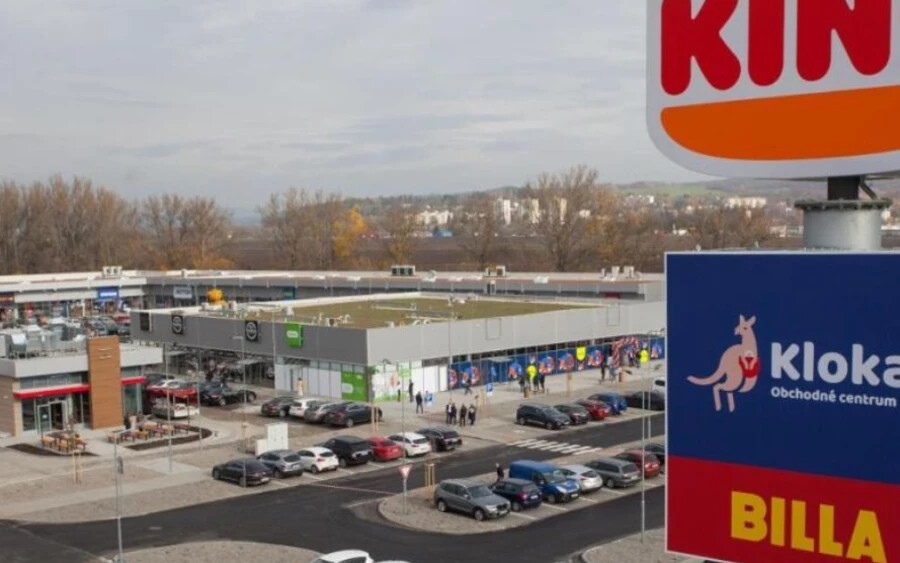 A lakosoknak Besztercebányán tíz üzletben lesz lehetőségük vásárolni, illetve egy új benzinkúton is tankolhatnak majd – mondta az Intereznek Radoslav Čačko, a KLM BB nevében. A teljes építkezés mintegy 11 millió euróba kerül.