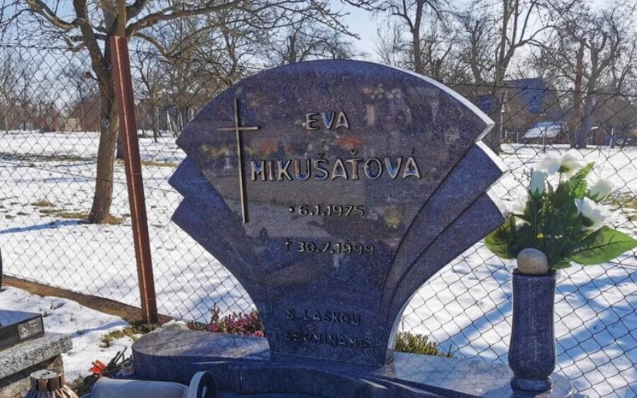 A 24 éves nő, Eva Mikušaťová 1999 nyarán biciklivel ment munkába, mikor a gyilkosa rátámadt, egy kukoricaföldön megverte, majd egy dróttal megfojtotta. Eva négy hónapos terhes volt.