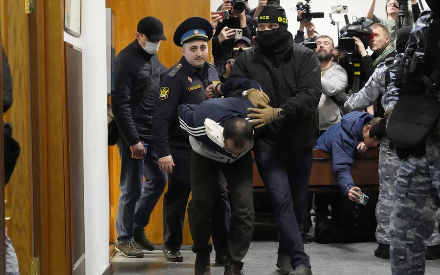 Súlyos sérülésekkel álltak bíróság elé a moszkvai terrortámadás gyanúsítottjai (FOTÓK)