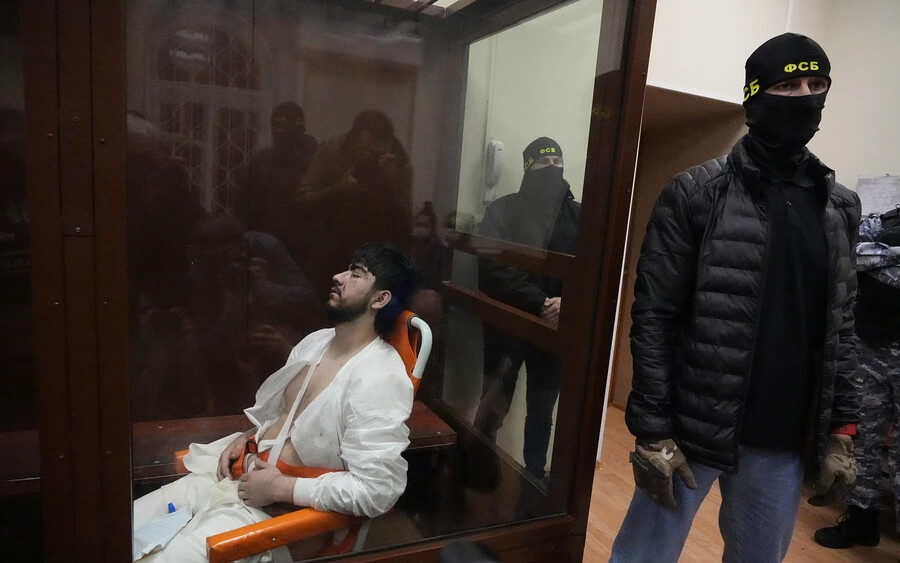 Súlyos sérülésekkel álltak bíróság elé a moszkvai terrortámadás gyanúsítottjai (FOTÓK)