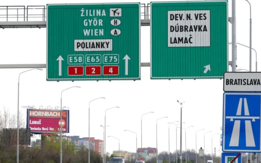 Csehországban az egyik új intézkedés az autópályát érinti, a maximális sebességkorlátot 150 km/órára emelték. Három olyan szakaszt választottak ki, ahol a járművezetők az év végén gyorsabban vezethetnek majd. A pluska.sk-nak a közlekedési minisztérium szóvivője válaszolt arra, nálunk is létre jöhetnének-e ilyen szakaszok?