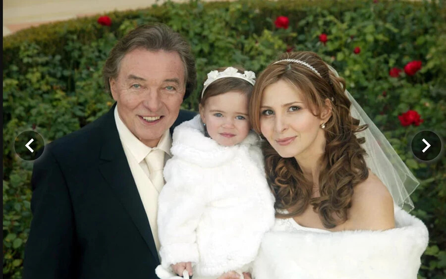 Karel Gott és Ivana Macháčková lányukkal, Charlotte Ellával Los Angeles-i esküvőjükön (Forrás: TK/Bison&Rose)