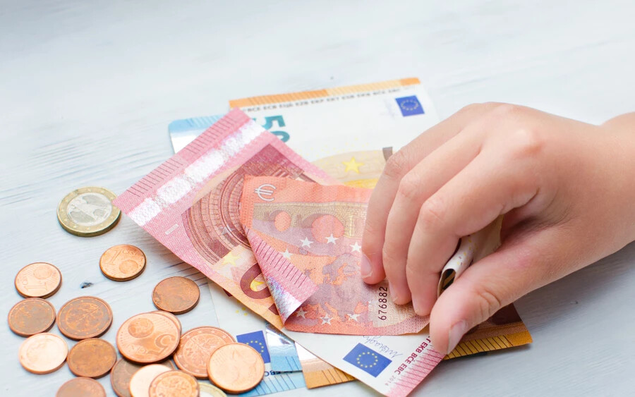 A minisztérium előrejelzése szerint az állami kiadások idén közel 823 millió euróval, jövőre több mint 919 millió euróval, 2026-ban pedig közel 992 millió euróval nőnek. Egy új törvényjavaslat célja, pedig az, hogy a 13. nyugdíj új nyugdíjjuttatásként kerüljön be a társadalombiztosítási törvénybe, felváltva a 13. nyugdíjat, mint szociális juttatást.