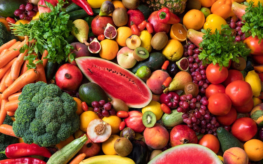 A friss, nyers gyümölcs természetes élvezet, amely fruktózzal látja el a szervezetedet, és határozottan egészségesebb, mint a feldolgozott édességek. Mindig tarts a táskádban egy lédús almát, hogy megfékezd az édesszájúságodat.  