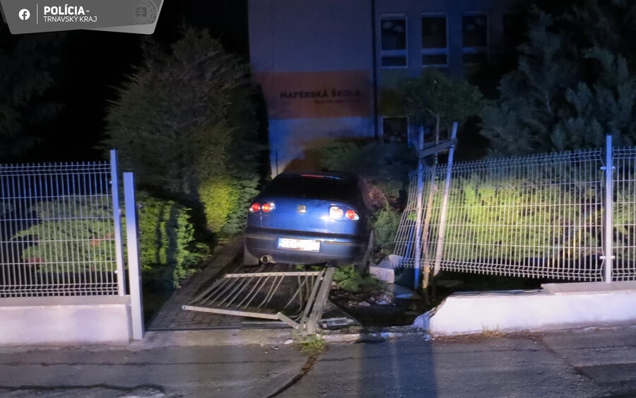 Letarolta az óvoda kerítését a részeg sofőr (FOTÓK)