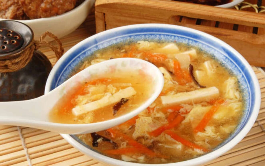 A kínai leveseskanál rövid, vastag nyéllel és mély, lapos fejjel rendelkezik. A kínai evőeszközzel folyékony vagy puha ételeket fogyasztanak.