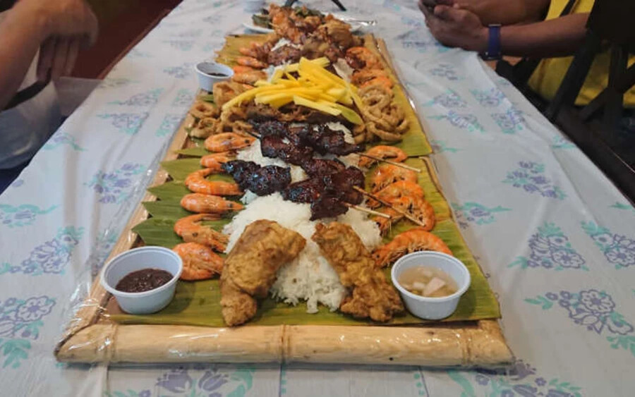 Míg a villát és a kanalat a Fülöp-szigeteken is hasonlóan használják, mint Thaiföldön, egy hagyományos "Kamayan" lakomán mindenki kézzel eszik.