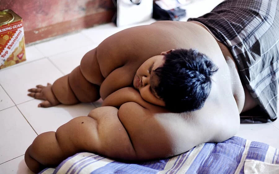 a világ legkövérebb gyermeke, aki 9 évesen közel 200 kilót nyomott (FOTÓK)