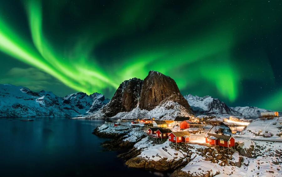 Reine, Norvégia - Az északi sarkkörön belül lévő aprócska halászfalut csupán 300-an lakják, piros házai pedig festői látványt nyújtanak a közeli sziklás hegycsúcsok előtt. 