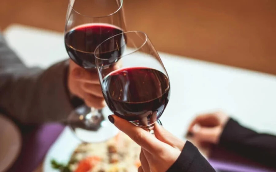 A szakértő szerint azért kéne inkább vörösbort választani a fehér helyett, mivel több polifenolt tartalmaz. 