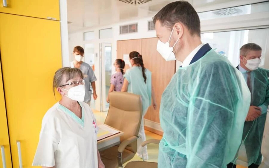 Eduard Heger látogatása a poprádi kórházba.